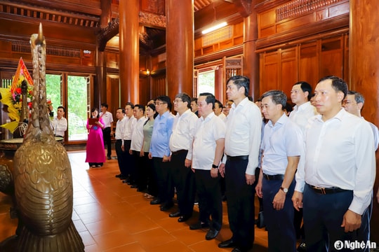 Đoàn cán bộ quy hoạch Ủy viên Ban Chấp hành Trung ương Đảng khóa XIV tưởng niệm Chủ tịch Hồ Chí Minh