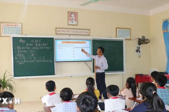 Bộ Chính trị: Thực hiện chủ trương lương nhà giáo được ưu tiên xếp cao nhất