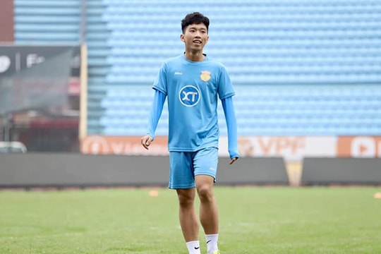 ‘Thần đồng bóng đá’ Nam Định có bến đỗ bất ngờ; Tưng bừng khai màn Ngoại hạng Anh