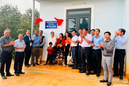 Báo Đảng khu vực miền Trung - Tây Nguyên trao nhà tình thương và tặng học bổng cho học sinh nghèo tỉnh Lâm Đồng