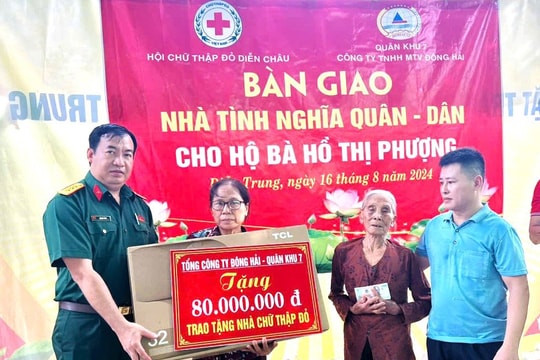 Diễn Châu trao tiền hỗ trợ 4 nhà tình nghĩa quân dân và 40 xe lăn