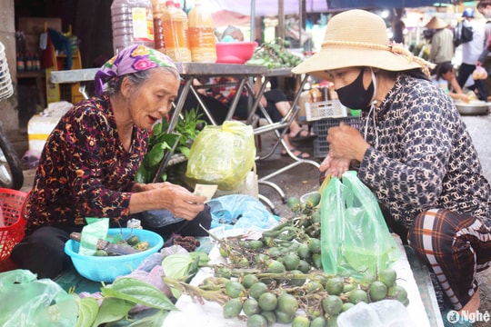 Chộn rộn chợ quê trung du Nghệ An dịp Rằm tháng Bảy
