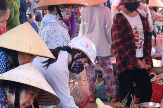 Không khí chợ quê Nghệ An dịp Rằm tháng 7