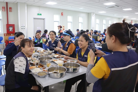 Ấm áp “Bữa cơm Công đoàn”