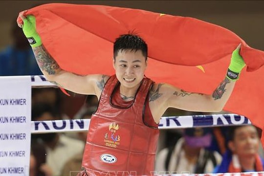 Võ sĩ Việt Nam giành Huy chương Vàng lịch sử sau khi thắng nhà vô địch thế giới ở châu Âu