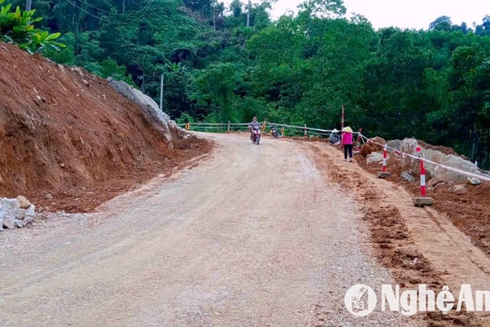 Hoàn thành đường tạm mới tại điểm sụt lún trên Quốc lộ 16