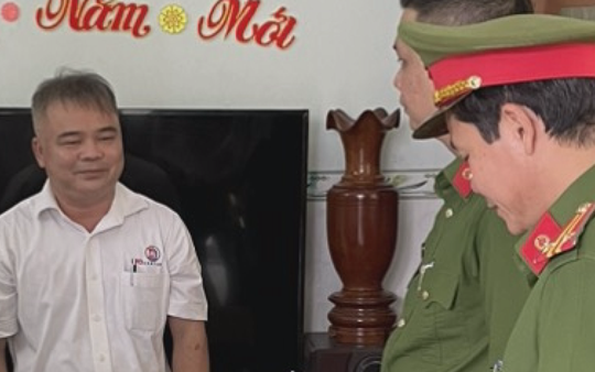 Khởi tố nguyên Chủ tịch phường, bắt giam kế toán rút tiền công trả nợ riêng