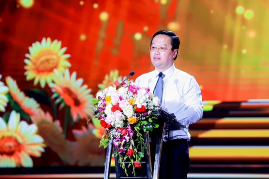 Chủ tịch UBND tỉnh Nghệ An biểu dương  học sinh giỏi quốc tế, quốc gia và học sinh đạt điểm cao tại Kỳ thi tốt nghiệp THPT năm 2024