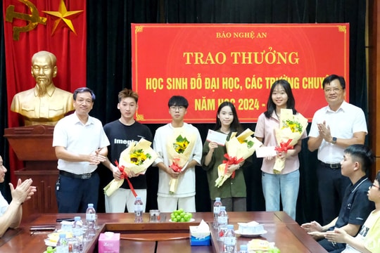 Báo Nghệ An trao thưởng cho học sinh đỗ đại học, các trường chuyên năm học 2023 - 2024