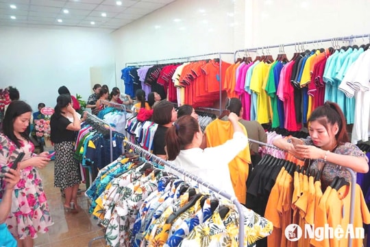 Sôi động thị trường đồng phục mùa tựu trường ở Nghệ An