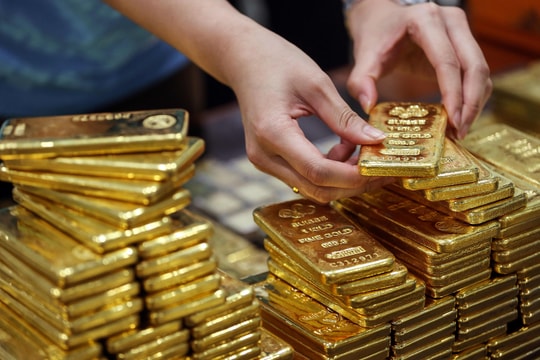 Giá vàng hôm nay 23/8/2024: Vàng thế giới giảm xuống dưới ngưỡng 2,500 USD.