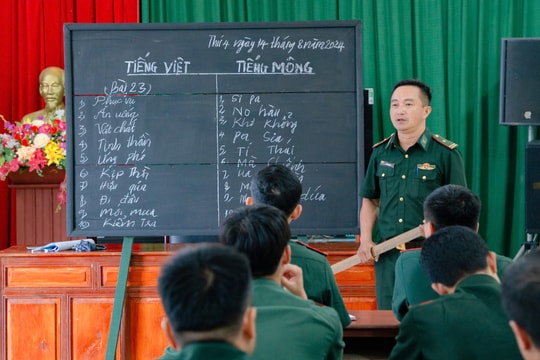 Bộ đội Đồn Biên phòng Na Ngoi học tiếng Mông