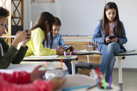 Vì sao các trường học ở Singapore áp dụng lệnh cấm điện thoại?