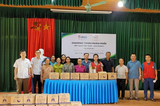 Tặng 1.240 bếp đun tiết kiệm cho người dân Quỳ Châu và Quế Phong