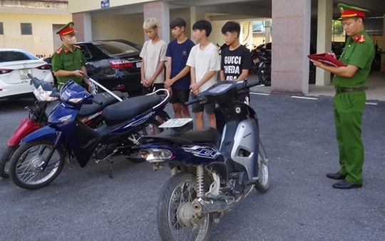 Nhóm thanh thiếu niên thích chặt biển số xe máy, cướp tài sản