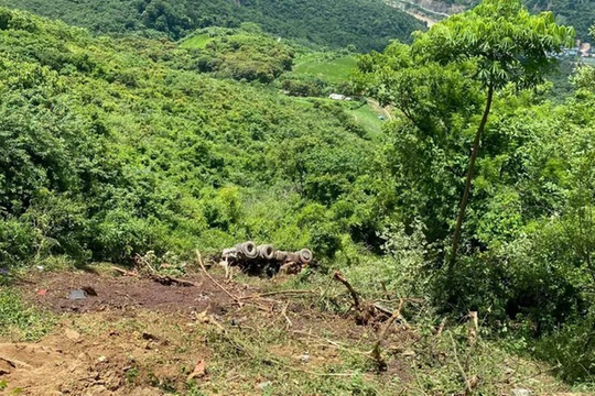 Xe chở quặng lao xuống vực, tài xế tử vong tại chỗ