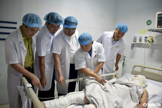 Phó Chủ tịch UBND tỉnh Nghệ An thăm hỏi 2 cán bộ bị bỏng nặng khi chữa cháy rừng