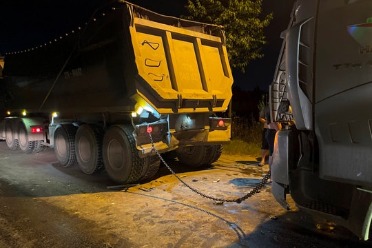 3 xe tải 'dồn toa', đường 35 mét ở thành phố Vinh tắc nghẽn nghiêm trọng