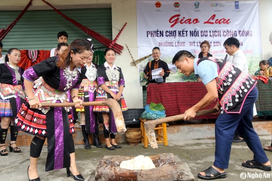 Đi chợ biên Việt – Lào trải nghiệm giã bánh Mông, dệt khăn piêu