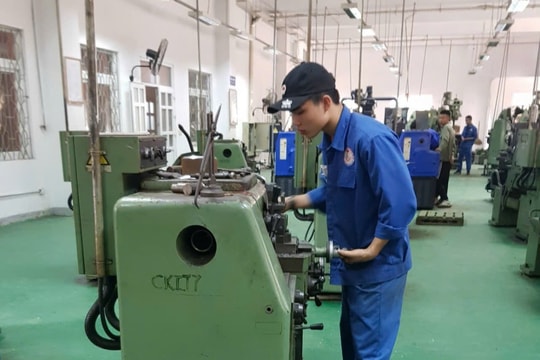 Vì sao nhiều sinh viên ở Nghệ An học xong gần 2 năm vẫn chưa được thi tốt nghiệp?