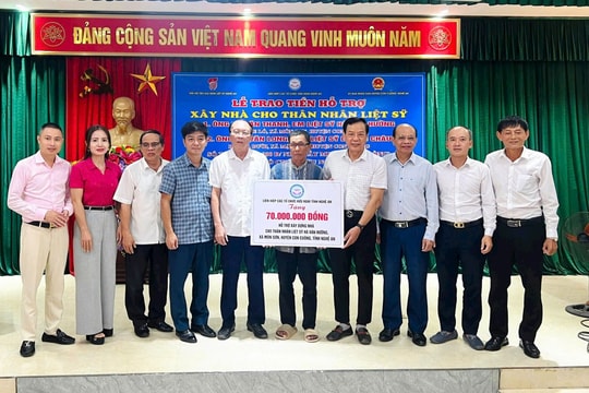 Trao 140 triệu đồng hỗ trợ xây dựng nhà tình nghĩa ở huyện Con Cuông