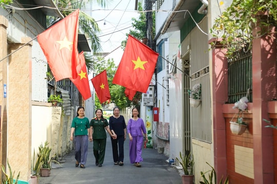 Cờ đỏ sao vàng rực rỡ trên khắp phố phường thành Vinh