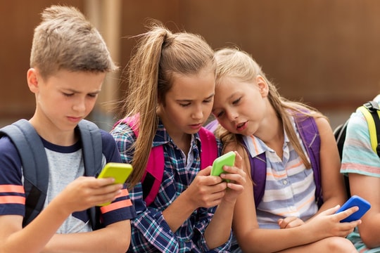 Tỷ phú Bill Gates kêu gọi cha mẹ hạn chế cho trẻ em sử dụng điện thoại thông minh