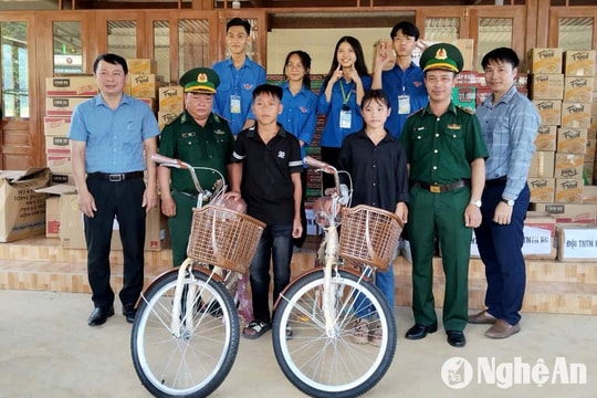 Bộ đội Biên phòng trao quà cho học sinh nghèo xã biên giới Kỳ Sơn