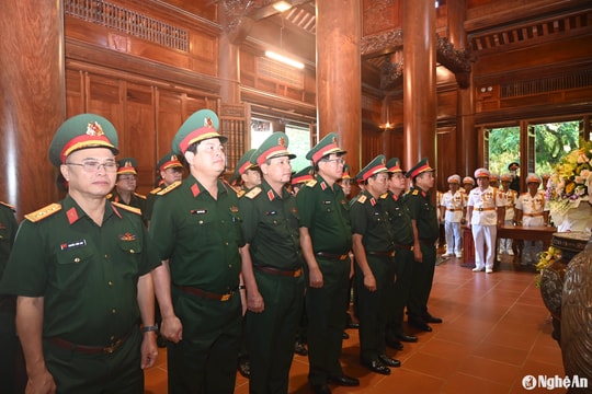Bộ Tư lệnh Quân khu 4 dâng hương, dâng hoa tưởng niệm Chủ tịch Hồ Chí Minh tại Khu Di tích Kim Liên