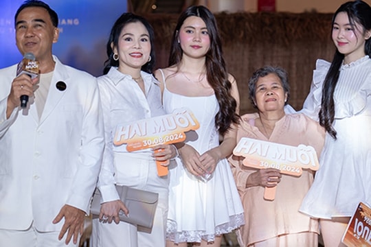 Mẹ và 2 con gái khóc nức nở vì xem phim của Quyền Linh