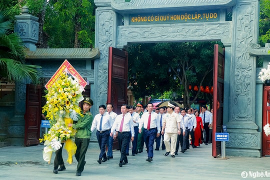 Lãnh đạo tỉnh Nghệ An dâng hoa, dâng hương tưởng niệm Chủ tịch Hồ Chí Minh nhân kỷ niệm 79 năm Quốc khánh 2/9