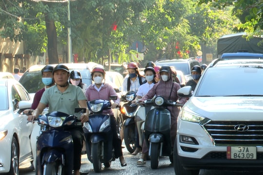 Ùn tắc kéo dài vào giờ cao điểm trên đường Đinh Công Tráng