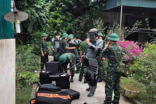 Công binh dò mìn tại hiện trường vụ nổ khiến 4 người thương vong ở Quỳ Hợp