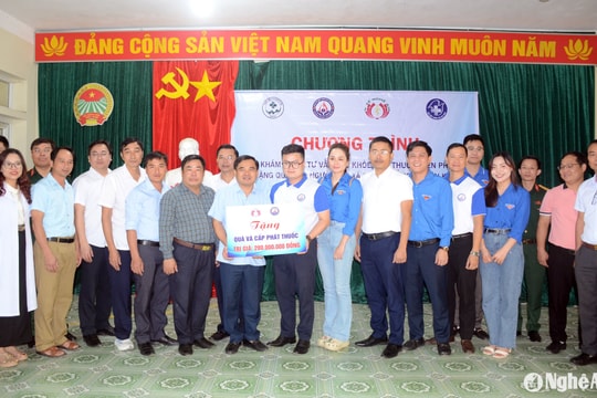 Ngành Y tế khám, cấp thuốc miễn phí và trao quà cho người dân xã Mường Lống, huyện Kỳ Sơn