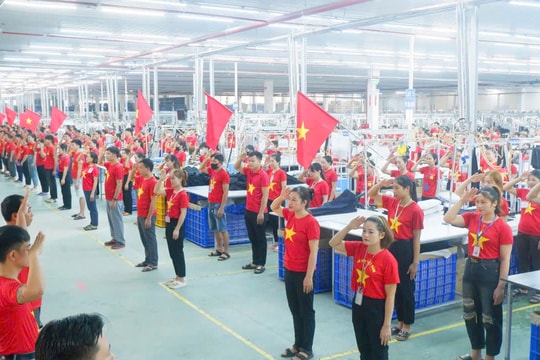 Công nhân Nghệ An 'nhuộm đỏ' nhà xưởng bằng cờ Tổ quốc