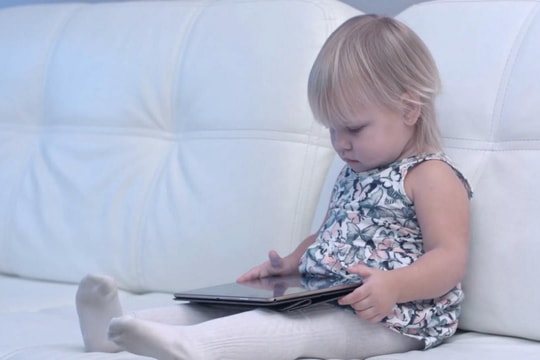 Thụy Điển khuyến cáo phụ huynh không nên cho trẻ tiếp xúc màn hình trước 2 tuổi