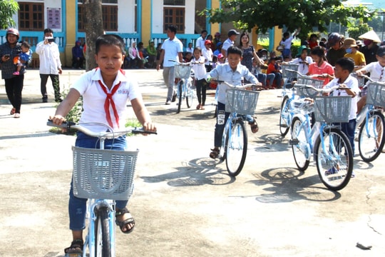 Anh Sơn vận động ủng hộ 730 xe đạp tặng học sinh nghèo
