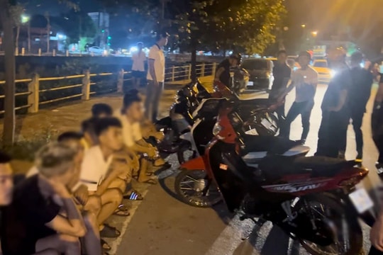 Công an TP.Vinh xử lý 66 thanh thiếu niên không đội mũ bảo hiểm