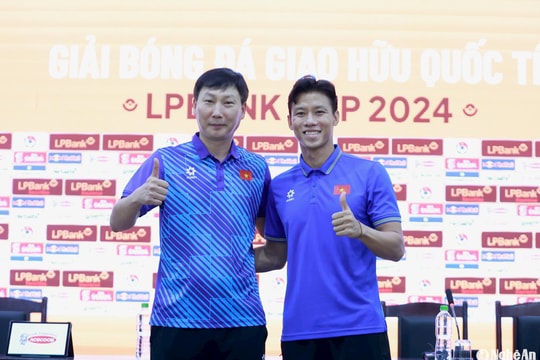 HLV Kim Sang-sik: gặp Nga là thử thách rất khó khăn đối với tuyển Việt Nam