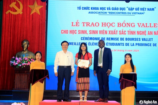 Trao học bổng Vallet cho 116 học sinh, sinh viên Nghệ An xuất sắc