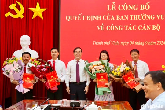 Thành ủy Vinh công bố các quyết định về công tác cán bộ