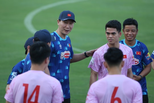 HLV Kim Sang-sik tung thủ môn Văn Lâm, Quế Ngọc Hải ra đấu tuyển Nga; Thủ môn PSG nạp nước liên tục, cố thích nghi thời tiết Hà Nội