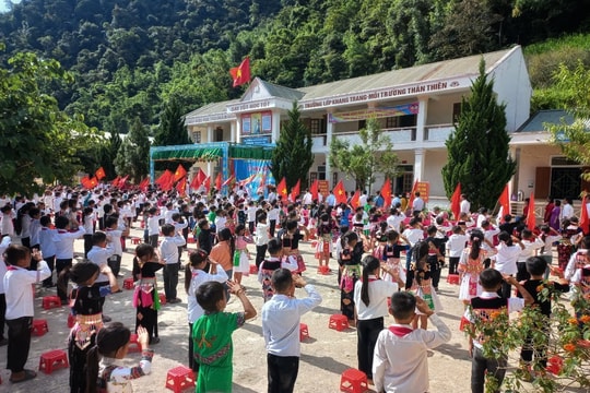 Các trường học ở Nghệ An tưng bừng khai giảng năm học mới