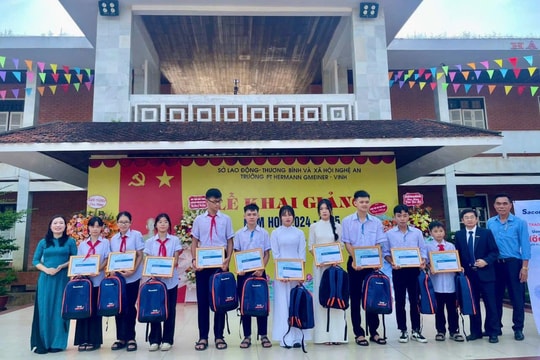 Sacombank trao 55 suất học bổng cho học sinh Nghệ An vượt khó học giỏi