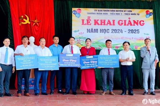 Đảng ủy Khối Doanh nghiệp tỉnh trao quà học sinh Kỳ Sơn nhân dịp năm học mới