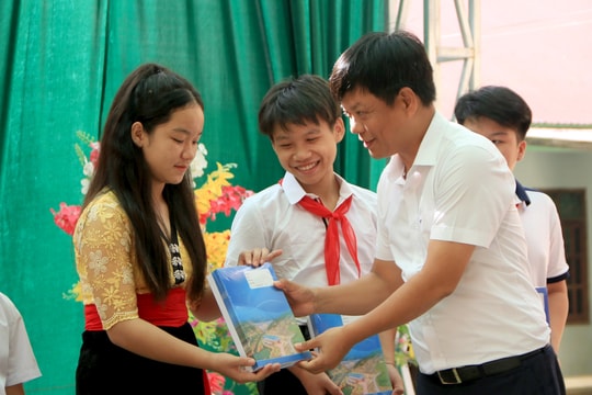 Công ty Thủy điện Bản Vẽ trao nhiều phần quà cho các trường học ở Tương Dương nhân dịp năm học mới