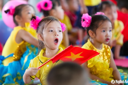 Khoảnh khắc đáng yêu của học sinh vùng cao Nghệ An trong ngày khai giảng