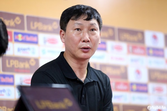 Huấn luyện viên Kim Sang-sik lý giải sai lầm của thủ môn Đặng Văn Lâm