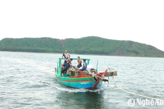 Tàu cá Nghệ An 'chạy' bão số 3 bị sóng đánh dạt vào bờ