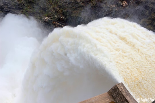 Cận cảnh Thủy điện Bản Vẽ xả lũ trước khi bão số 3 đổ bộ